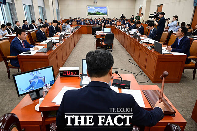 25일 오전 서울 여의도 국회에서 열린 환경노동위원회 전체회의에서 2025년도 제2회 추가경정예산안(정부)이 상정되고 있다. /국회=남윤호 기자