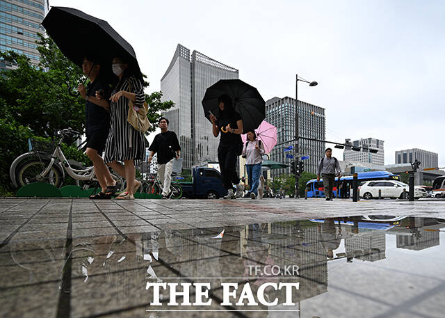 전국이 대체로 흐린 날씨를 보인 25일 오전 서울 종로구 광화문 광장 일대의 시민들이 우산을 접어 든 채 발걸음을 재촉하고 있다. /장윤석 기자