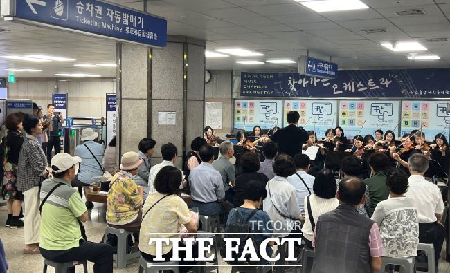 과천뮤즈챔버오케스트라가 정부과천청사역에서 공연하고 있다./과천시