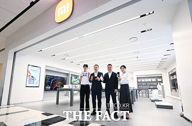 조니 우(Jony Wu) 샤오미 코리아 지사장(왼쪽 두 번째)과 앤드류 리(Andrew Li) 샤오미 동아시아 총괄(왼쪽 세 번째)이 25일 오전 서울 영등포구 IFC몰에서 열린 샤오미의 국내 첫 공식 오프라인 매장 샤오미 스토어(Xiaomi Store) 오픈 행사에 참석해 모델들과 함께 제품을 소개하고 있다. /박헌우 기자
