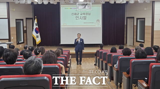 아산교육지원청은 관내 유치원, 초·중·고, 특수학교, 각종학교 교원장 93명을 대상으로 긴급회의를 개최했다. 사진은 신세균 교육장이 인사말을 하고 있다./아산교육지원청