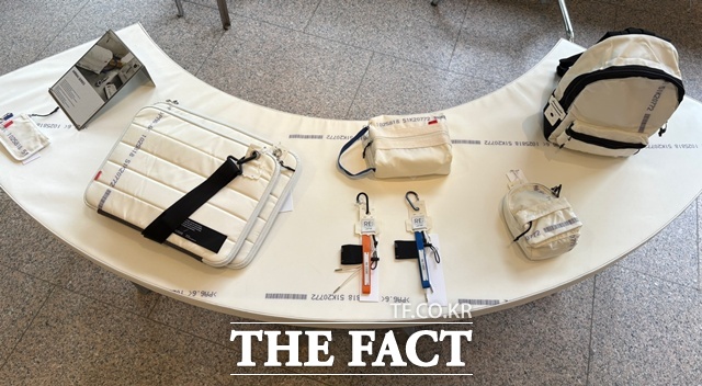 코오롱FnC는 리사이클링 브랜드 래코드를 통해 3년차 장기 재고를 옷으로 재탄생하고 폐에어백을 가방, 파우치로 만들고 있다. /문화영 기자