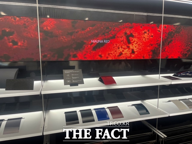 제네시스 청주에 있는 CMF(Color, Material, Finish) 홀. 고객은 차량 내외장 색상을 다양하게 조합할 수 있다. /최의종 기자