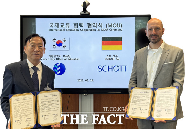 설동호 대전교육감이 24일(현지시각) 글라스세라믹 글로벌 제조 업체인 SCHOTT사 페터 슈나이더 아우스빌둥 총괄과 업무협약을 체결하고 있다. /대전시교육청