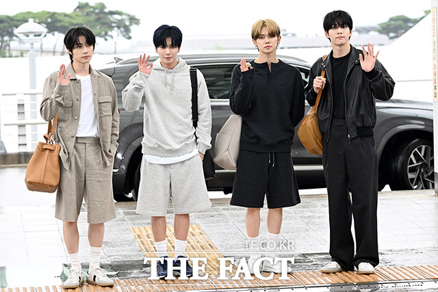 공항 찾은 팬들에게 인사하는 그룹 투모로우바이투게더 범규와 태현, 연준, 수빈(왼쪽부터).