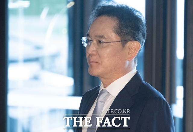 지난해 대기업 총수들의 경영 성적을 분석한 결과 이재용 삼성전자 회장이 매출, 당기순이익, 고용 등 3개 항목에서 1위를 차지한 것으로 나타났다. 사진은 이재용 삼성전자 회장이 지난달 30일 서울 중구 신라호텔에서 열린 2025 삼성호암상 시상식에 참석하는 모습. /박헌우 기자