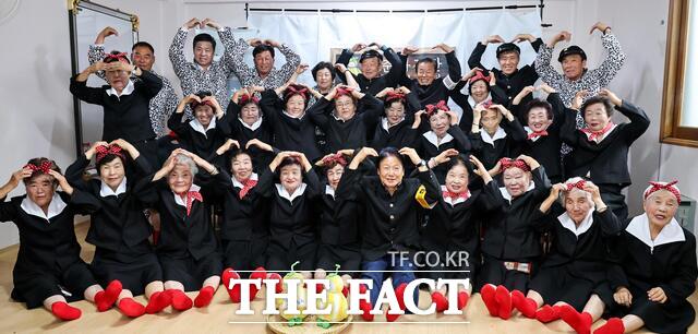 청춘이라는 이름을 되찾은 성주군 보암2리 어르신들. 카메라 셔터 소리에 나이도, 세월도 잠시 멈춘 듯했다. 이날 어르신들 얼굴에는 그 어떤 보석보다 빛나는 미소가 번졌다. 그리고 그 웃음 속에는 수십 년 전 그 시절의 햇살이 고스란히 담겨 있었다. /성주군