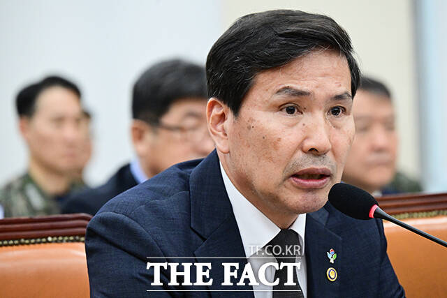 법안 토론에서 의원 질의에 답변하는 김 직무대행.