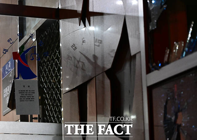 이날 오전 서울서부지법 형사9단독 김민정 판사는 특수건조물침입, 특수공용물건손상 등 혐의를 받는 한모(71) 씨에게 징역2년6개월, 정모(37) 씨에게 징역 2년을 선고했다. 한 씨는 특수공무집행방해 혐의도 있다. /이새롬 기자