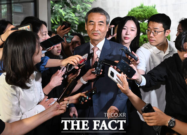 애매모호하게 남아있는 윤 전 대통령과의 관계 탓에 또다시 정국 주도권을 뺏긴 채 이리저리 끌려다니지 않을까 하는 위기감까지 엿보인다. 사진은 윤 전 대통령의 부인 김건희 여사 의혹 관련 사건 수사를 맡은 민중기 특별검사가 25일 오전 서울 서초구 사무실에 출근하며 취재진의 질의에 답하고 있는 모습. /이새롬 기자