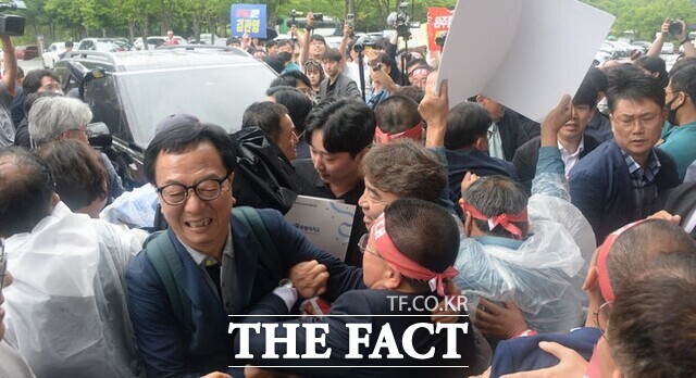 25일 전북 완주군 용진읍 완주군청을 빠져나가려는 김관영 전북도지사의 차량을 막아선 완주군민들과 도청 공무원 등이 뒤섞인 채 경찰이 차량 통제를 하고 있다. /뉴시스