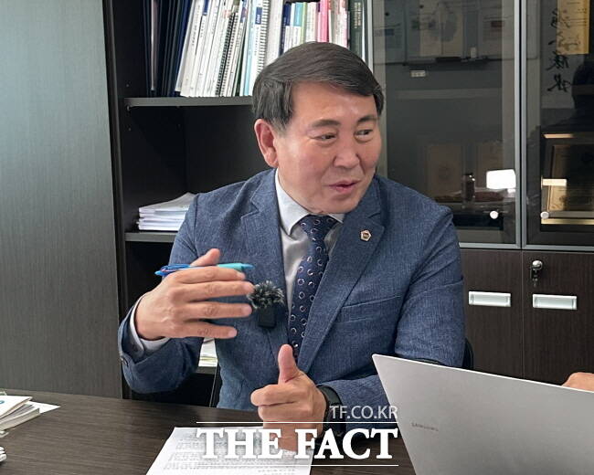 명재성 의원이 경기도의회에서 <더팩트>와 인터뷰를 하고 있다. /유명식 기자