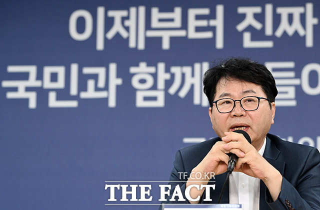 국정기획위원회가 25일 국민소통플랫폼 명칭을 모두의 광장으로 확정했다. 이한주 위원장이 22일 오후 서울 종로구 정부서울청사 창성동 별관에서 열린 기자간담회에서 모두발언을 하고 있다. /남용희 기자