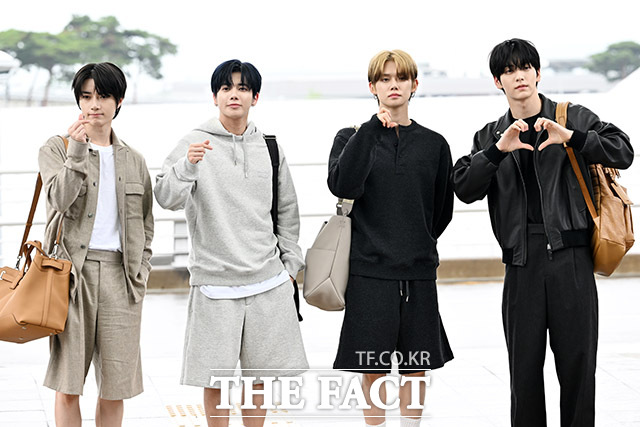 그룹 투모로우바이투게더 범규와 태현, 연준, 수빈(왼쪽부터)이 25일 오전 해외 일정 참석차 인천국제공항 제1터미널을 통해 프랑스 파리로 출국하며 포즈를 취하고 있다. /인천국제공항=남용희 기자