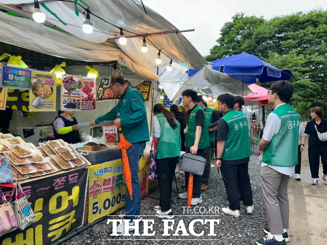 공주시가 25일 제4회 공주 유구색동수국정원 꽃 축제의 원활한 운영을 위해 주요 행사 구간을 중심으로 불법 노점상과 각종 불법 행위에 대한 합동 점검을 펼치고 있다. /공주시