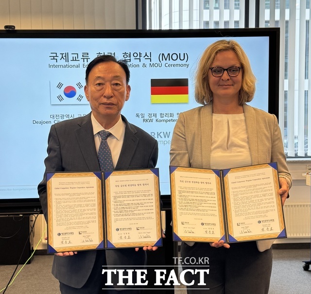 독일을 방문한 설동호 교육감이 23일(현지시각) 독일 경제 합리화 관리국(RKW Kompetenzzentrum) 옌스 나겔 대표와 업무협약을 체결하고 있다. /대전시교육청