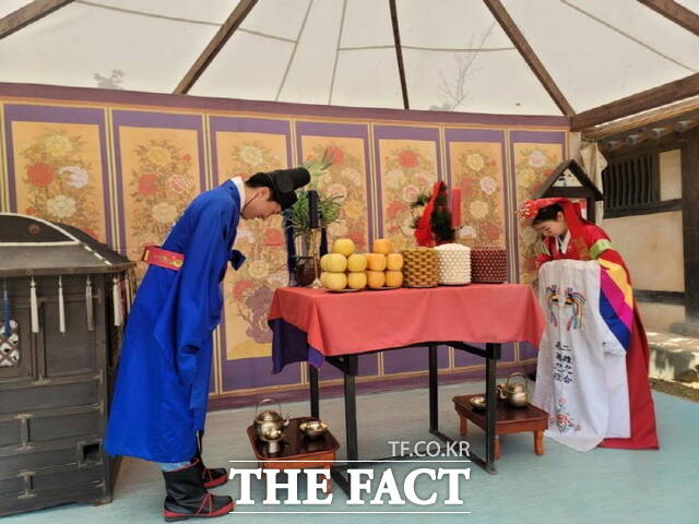 외암민속마을 전통 혼례 체험 모습./아산시