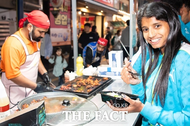 전통시장 활성화를 위한 야시장 운영도 좋은 반응을 얻고 있다. 2025 구미아시아육상경기선수권대회 기간 열린 달달한 낭만야시장은 약 20만 4000여 명이 방문해 2억 5000만 원의 매출을 올렸다. 방문객 중 28%는 외지인과 외국인 관광객으로 대경선 개통 등 교통 접근성 개선에 따른 효과로 분석된다. /구미시