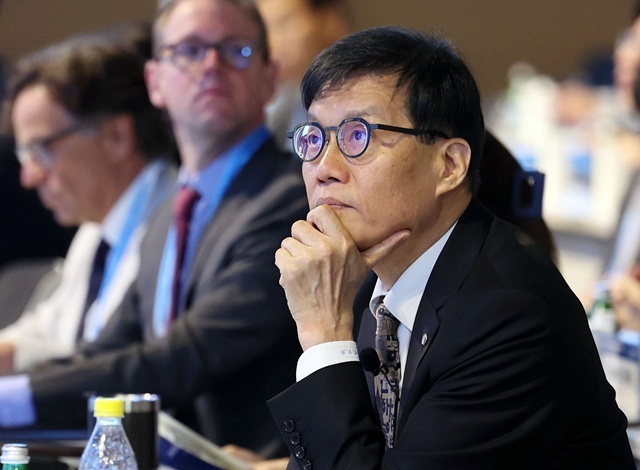 이창용 한국은행 총재가 ECB 중앙은행 포럼(신트라 포럼)에 참석한다. 사진은 이 총재가 지난 2일 서울 중구 한국은행에서 열린 2025년 BOK 국제컨퍼런스에서 생각에 잠겨있다. /뉴시스