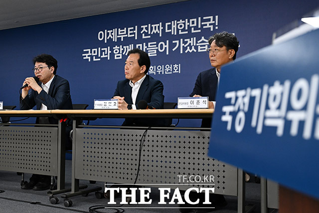 대통령 직속 국정기획위원회가 25일 해양수산부 부산 이전 문제를 신속검토사항으로 분류했다고 밝혔다. 이춘석 국정기획위원회 경제2분과장(오른쪽)이 22일 오후 서울 종로구 정부서울청사 창성동 별관에서 열린 기자간담회에 참석해 있다./남용희 기자