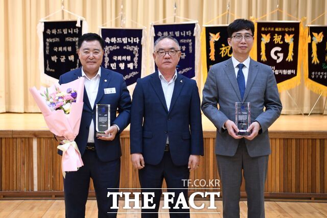 김명수 광주 광산구의회 의장이 25일 열린 2025년 광주장애인기능경기대회에서 감사패를 수상하고 기념사진을 찍고 있다. /광주 광산구의회