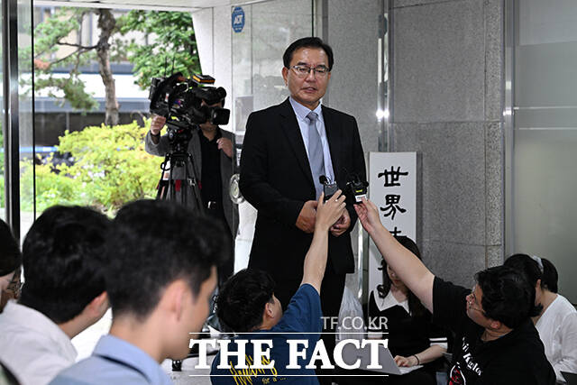 채상병 순직사건 수사 방해 의혹을 수사하는 이명현 특별검사가 25일 오전 서울 서초구 사무실에 출근하면서 취재진의 질의에 답변하고 있다. /서예원 기자