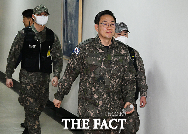 이진우 전 수방사령관(가운데)이 14일 오전 서울 여의도 국회에서 열린 윤석열 정부의 비상계엄 선포를 통한 내란 혐의 진상규명 국정조사 특별위원회 제3차 전체회의에 군사경찰과 함께 참석하고 있다./배정한 기자