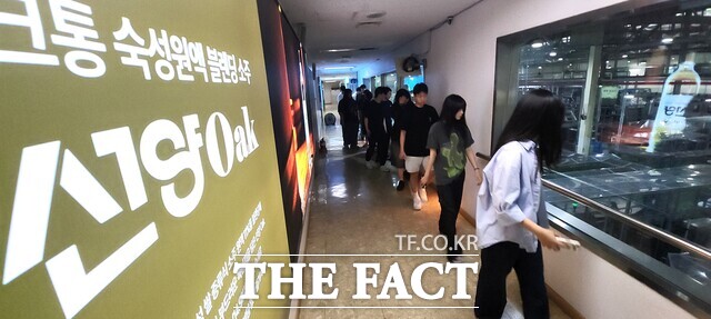 24일 배재대 외식조리학과 학생들이 대전 향토기업인 선양소주 첨단 생산시설을 견학하고 있다. /배재대