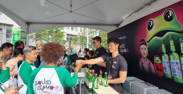 지난 20일(현지시간) 미국 뉴욕에서 열린 오징어 게임 시즌3 뉴욕 팬 이벤트에서 하이트진로가 진로 부스를 운영하고 있다. /하이트진로