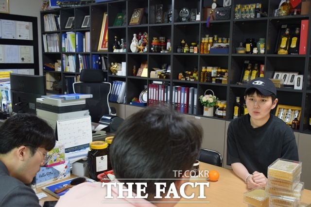 도시 생활을 정리하고 고향으로 돌아와 부모님과 함께 양봉업에 종사하는 박정현 씨가 지난달 21일 경북 산청군 자신의 사무실에서 <더팩트>와 인터뷰하는 모습. 그는 아무런 기반 없이 귀촌을 고민하는 청년분들은 진지하게 다시 고민해 볼 필요가 있다라고 말했다. /산청=이철영 기자