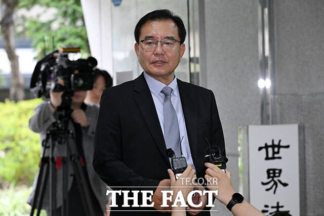 채상병 외압 의혹을 수사하는 이명현 특별검사가 임성근 전 해병대 1사단장 구명 로비 의혹 배후로 의심받는 김건희 여사도 필요하면 소환할 방침이라고 밝혔다. 이명현 특별검사가 25일 오전 서울 서초구 법무법인와이비엘 사무실에 출근하면서 취재진의 질의에 답변하고 있다. /서예원 기자