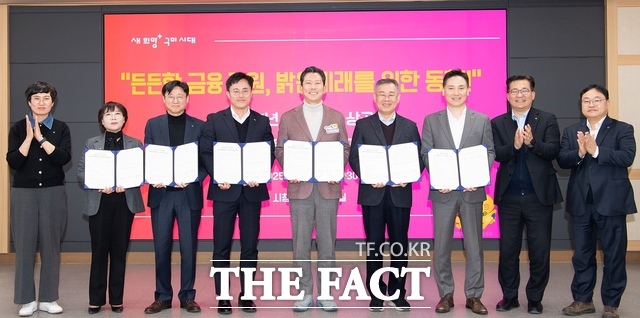 구미시는 올해 소상공인을 위한 특례보증 경영자금을 총 1200억 원까지 확대할 계획이다. 이미 상반기에 하나은행 농협은행 국민은행 구미시산림조합 등이 참여한 가운데 특례보증 출연 협약식을 갖고 금융기관과 1:1 매칭 출연을 통해 720억 원을 조성했다. /구미시