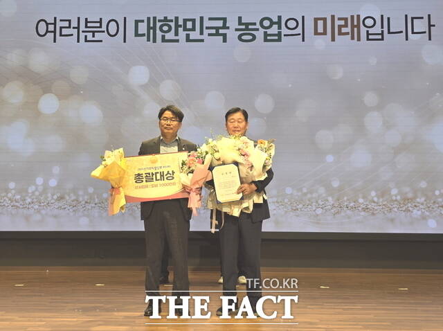 직산농협이 2025 산지조직 활성화 경진대회에서 총괄대상과 자조금상 2관왕의 영예를 안았다. 사진은 총괄대상 수상 모습./직산농협
