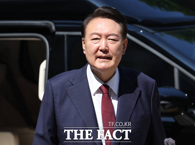 조은석 특별검사가 청구한 윤석열 전 대통령의 체포영장이 법원에서 기각되면서 특검의 강제 수사 방침에 제동이 걸렸다. 윤석열 전 대통령이 지난 23일 오전 서울 서초구 서울중앙지방법원에서 내란 우두머리 혐의 사건 8차 공판에 출석하고 있다. /사진공동취재단