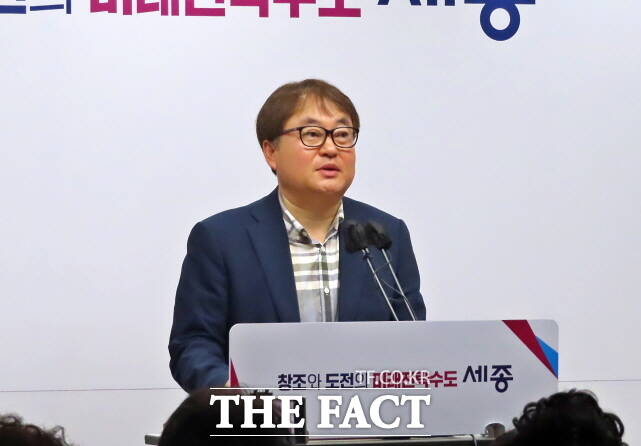김현기 경제산업국장이 25일 시청 브리핑룸에서 기자회견을 하고 있다. /김형중 기자