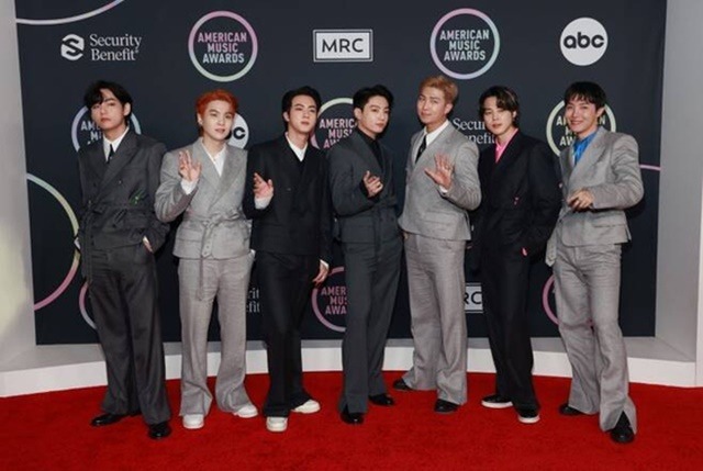 방탄소년단은 2021년 미국의 3대 음악 시상식 중 하나인 아메리칸 뮤직 어워드에서 대상에 해당하는 아티스트 오브 더 이어를 수상했다. 당시 후보는 팝 슈퍼스타 테일러 스위프트, 위켄드 등이었다. /AMA SNS