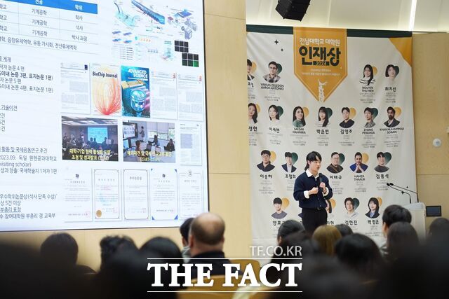 전남대 대학원생들이 자유롭게 연구 주제에 대해 발표하고 토론하고 있다. /전남대학교