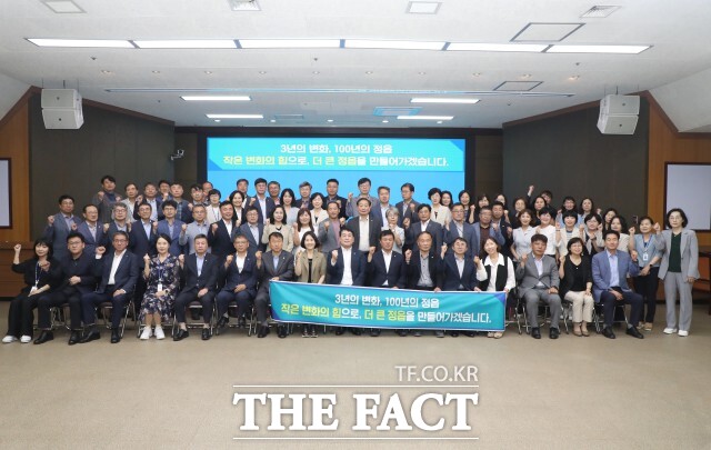 정읍시는 지난 24일 국소장, 실과소장, 읍면동장이 참석한 가운데 시정 성과 및 운영계획 보고회를 열고 그간 핵심성과를 점검하고 민선8기 후반기 시정운영의 구체적인 전략을 공유했다. / 정읍시