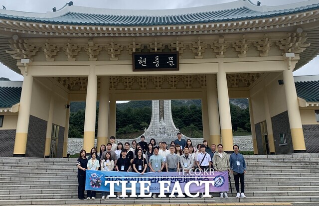 25일, 충남도교육청 소속 공무원들 대상 2025 나라사랑 안보체험 연수 중 국립대전현충원을 방문해 기념촬영을 하고 있다. /충남교육청