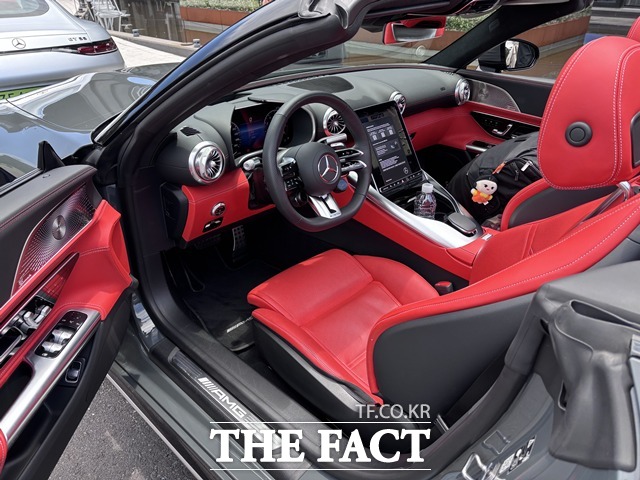 실내는 하이퍼아날로그 콘셉트로 꾸며졌다. 제트기 터빈 노즐을 닮은 송풍구 사이로 12.3인치 디지털 계기판과 11.9인치 센트럴 디스플레이가 자리 잡았다. /황지향 기자