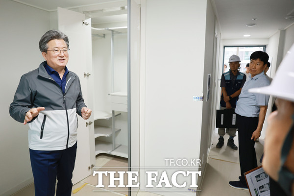 정용래 유성구청장이 노은 1동 LH 행복주택 내부를 점검하고 있다./대전 유성구