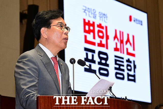 송언석 국민의힘 원내대표가 25일 국회에서 인사청문회를 진행 중인 김민석 국무총리 후보자를 두고 올해 국가 본예산 규모도 모르고, 국가채무비율이 20~30%인 줄 아는 후보자가 총리로서 무슨 역량이 있다는 것인가라고 비판했다. /남윤호 기자