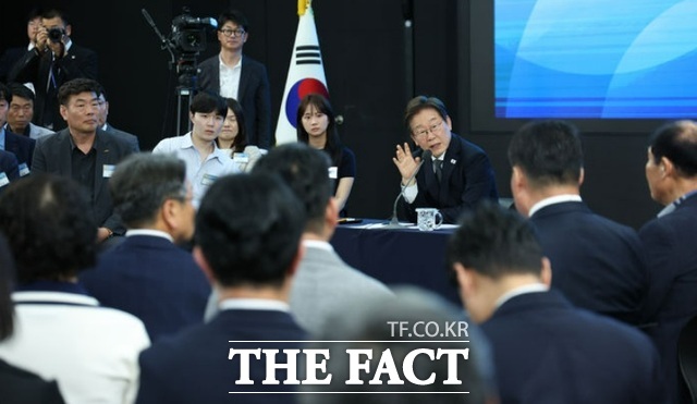 이재명 대통령은 25일 로스쿨 제도의 문제에 공감하며 개인적으로 사법고시 부활에 일정 부분 공감한다고 말했다. 이재명 대통령이 25일 광주 국립아시아문화전당에서 열린 광주시민, 전남도민 타운홀미팅에서 발언하고 있다. /광주=뉴시스