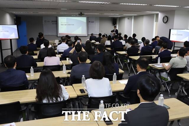 태광그룹이 25일 서울 광화문 흥국생명빌딩에서 주요 계열사 대표와 CP 담당 유관부서 직원들이 참석한 가운데 공정거래 실천 문화 확산을 위한 공정거래 자율준수 프로그램(compliance Program·CP) 인식 강화 교육을 진행했다. /태광그룹