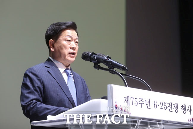 박승원 광명시장이 6·25전쟁 제75주년 행사에서 인사말을 하고 있다./광명시