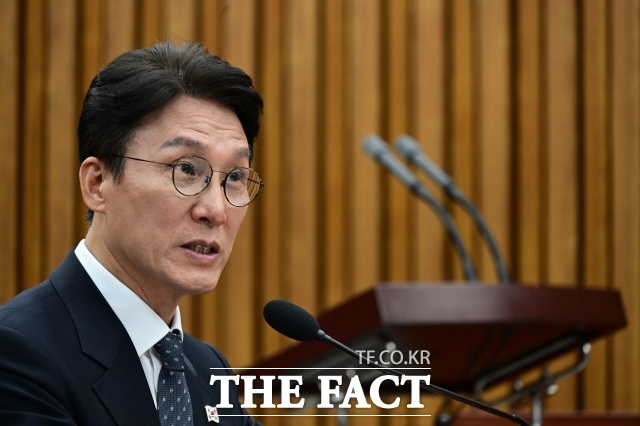 김민석 국무총리 후보자는 25일 미국 유학 당시 과거 불법 정치자금을 제공받은 강 모 씨로부터 월 450만원의 유학비를 받았다는 의혹에 대해 배추 농사 투자 수익금이었다며 전처가 2억원을 투자했다고 밝혔다. /남윤호 기자