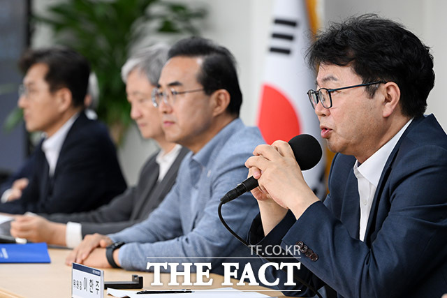 이한주 국정기획위원회 위원장이 22일 오후 서울 종로구 정부서울청사 창성동 별관에서 열린 기자간담회에서 모두발언을 하고 있다./남용희 기자