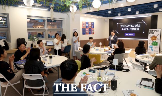 박승원 광명시장이 청년 숙의예산 발표회에서 발언하고 있다./광명시