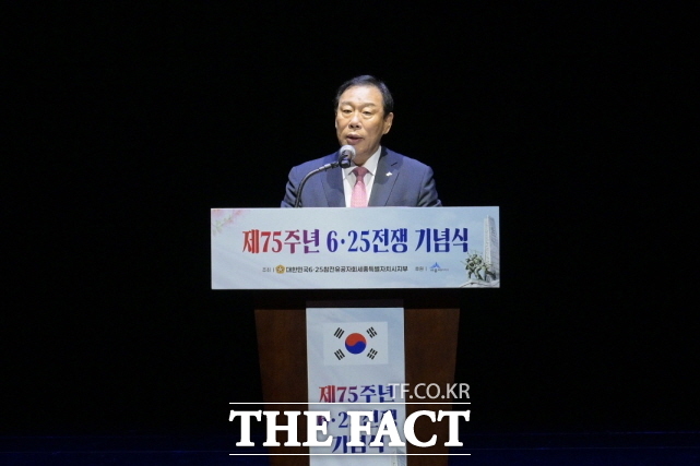 최민호 세종시장이 25일 세종문화예술회관에서 열린 ‘제75주년 6·25전쟁 기념행사’에서 축사를 하고 있다. /세종시