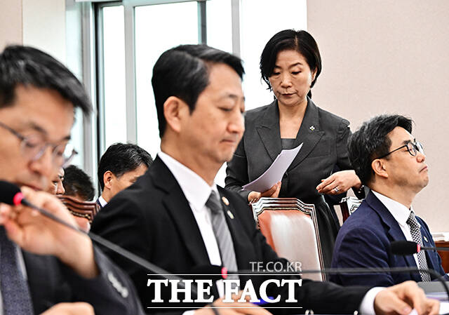 안덕근 산업통상자원부 장관(왼쪽 두번째)과 오영주 중소벤처기업부 장관(왼쪽 세번째)이 25일 오전 서울 여의도 국회에서 열린 산업통상자원중소벤처기업위원회 전체회의에 참석해 추경안 보고를 하고 있다. /국회=배정한 기자